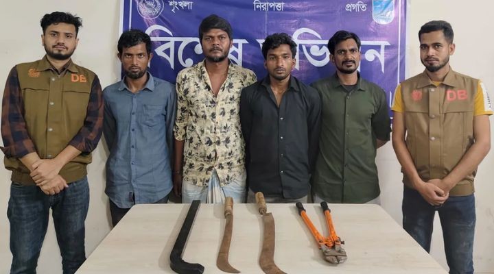 সাভারে ডাকাতির প্রস্তুতিকালে দেশীয় অস্ত্রসহ গ্রেপ্তার ৪